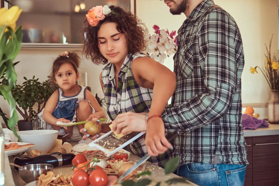 Préparation du petit déjeuner en famille